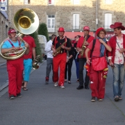 La fanfare Prise de bec à la fête de la musique de Montauban-de-Bretagne, juin 2014